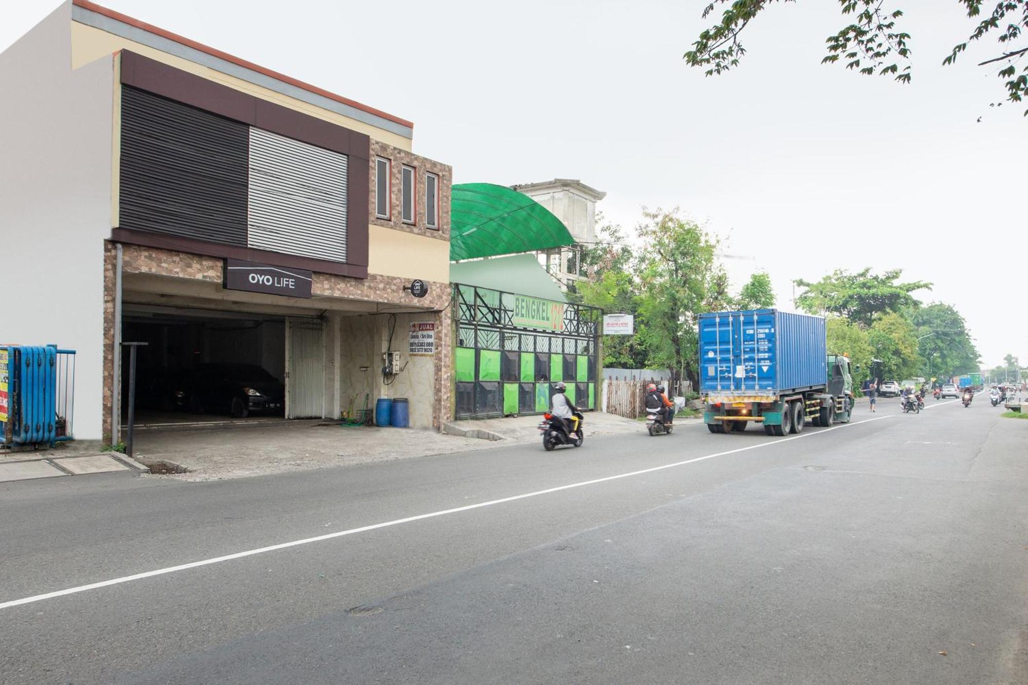 Oyo Life 2108 Griya Aisyah Residence Surabaya Eksteriør billede