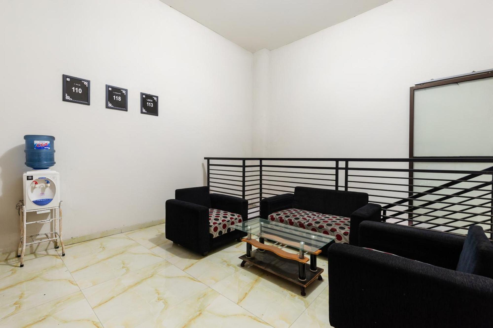 Oyo Life 2108 Griya Aisyah Residence Surabaya Eksteriør billede